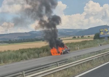 Кола се запали на магистрала „Хемус и блокира движението