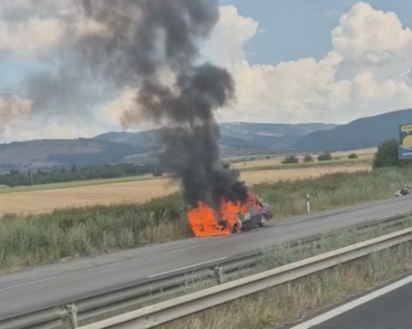 Кола се запали на магистрала „Хемус
