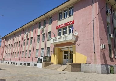 Полиция пак влезе в СУ „Найден Геров, директорката е задържана
