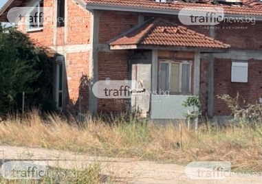 Къща пламна през нощта в пловдивско село, покривът е напълно изгорял ВИДЕО