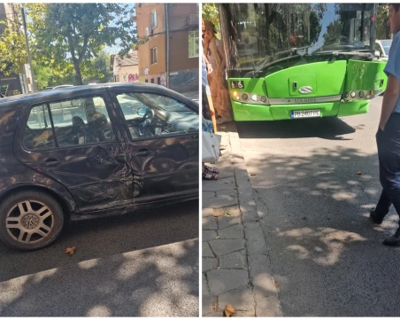 Автобус на градския транспорт и лек автомобил се удариха до Сточна гара в Пловдив