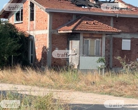 Къща пламна през нощта в пловдивско село, покривът е напълно изгорял ВИДЕО