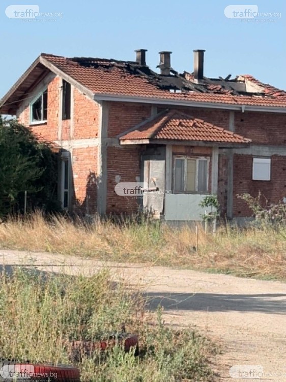 Къща пламна през нощта в пловдивско село, покривът е напълно изгорял ВИДЕО