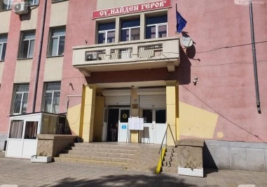 Нарушения, открити при проверки на РУО, довели до ареста на директорката на СУ „Найден Геров