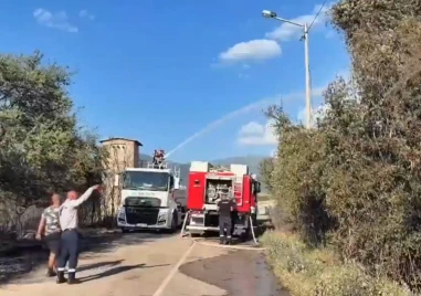 Шест постройки са вече засегнати от пожара край Дъбрава