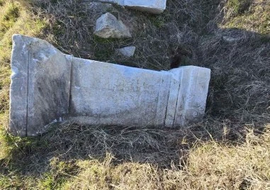 Спасиха ценни древни стели, изхвърлени на незаконно бунище до Рогош