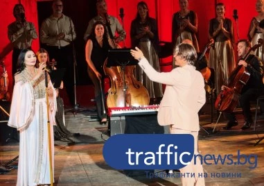 Йордан Камджалов и Софи Маринова разрушиха музикалните граници в препълнения Античен театър