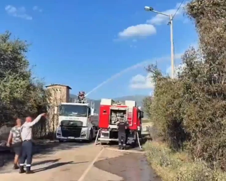 Шест постройки са вече засегнати от пожара край Дъбрава