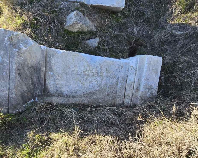 Спасиха ценни древни стели, изхвърлени на незаконно бунище до Рогош