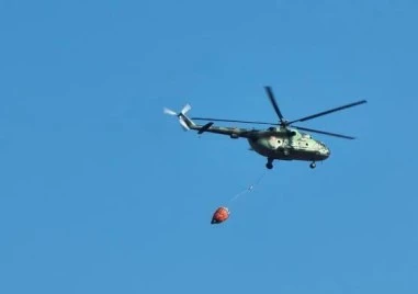 Хеликоптер се включи в гасенето на пожара в Сакар