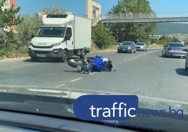 Катастрофа между бус и мотор затруднява движението край Слънчев бряг, има пострадал