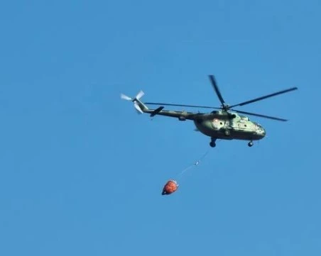Хеликоптер се включи в гасенето на пожара в Сакар