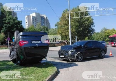 Отнето предимство и страничен удар е обърнало колата по таван в „Тракия СНИМКИ