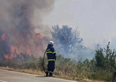 Продължава битката с пожара край Камен връх