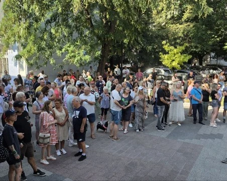 Десетки запалиха свещи пред Апелативния съд: 