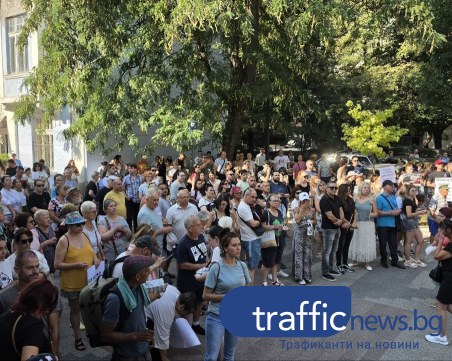 Десетки запалиха свещи пред Съдебната палата: 
