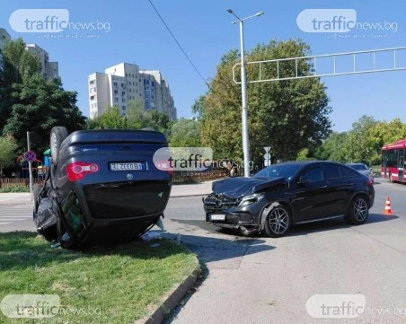 Отнето предимство и страничен удар е обърнало колата по таван в „Тракия