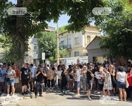 Протестиращи блокираха Съдебната палата в Пловдив: Скандират „До живот!