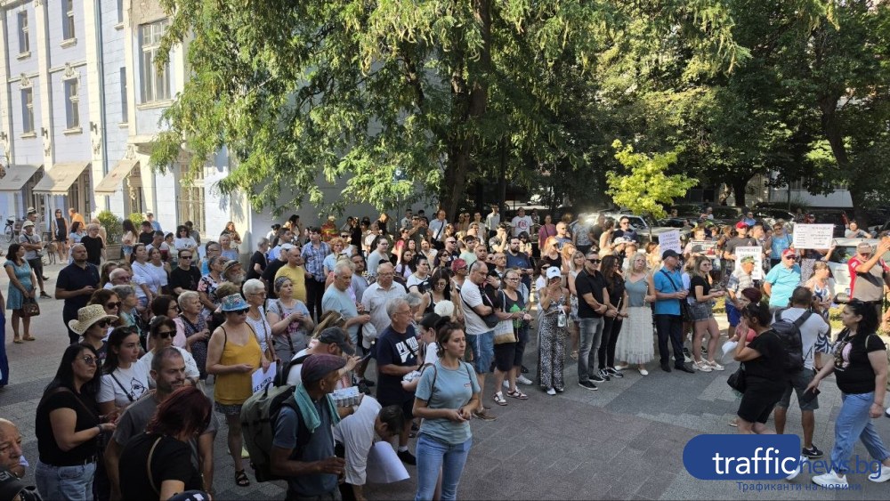 Десетки запалиха свещи пред Съдебната палата: 