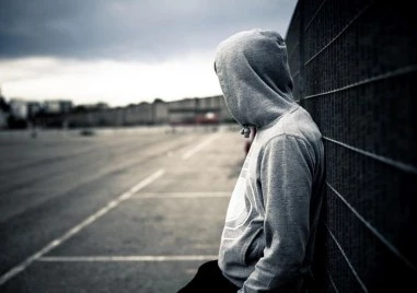 15-годишен тийнейджър уговори среща с 52-годишен мъж, деца го причакаха