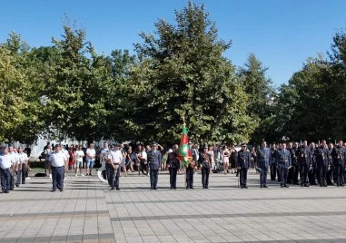 Кметът на „Тракия присъства на откриването на барелефи на  авиационни дейци в Плевен