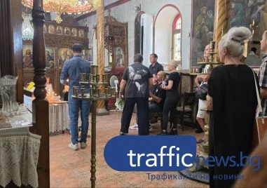 Кричим потъна в скръб: Започна поклонението пред жестоко убития Георги Кузев СНИМКИ