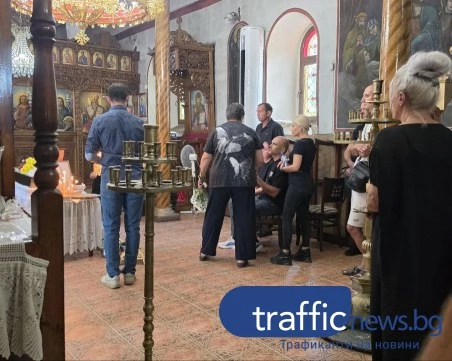 Кричим потъна в скръб: Започна поклонението пред жестоко убития Георги Кузев СНИМКИ