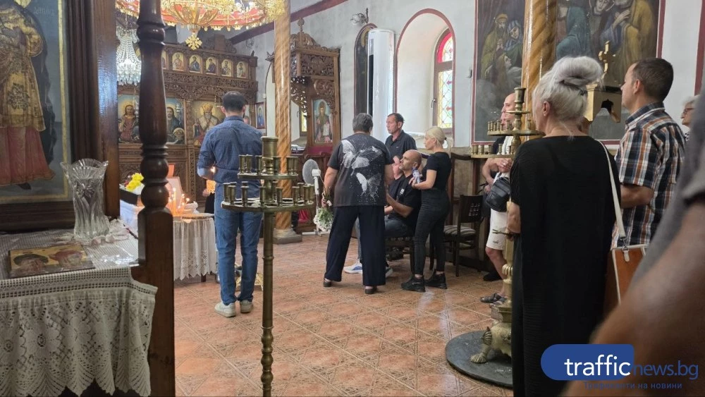 Кричим потъна в скръб: Започна поклонението пред жестоко убития Георги Кузев СНИМКИ