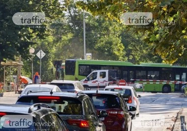 Хаос за втори ден на Пещерско шосе: Повредена бариера блокира трафика СНИМКИ