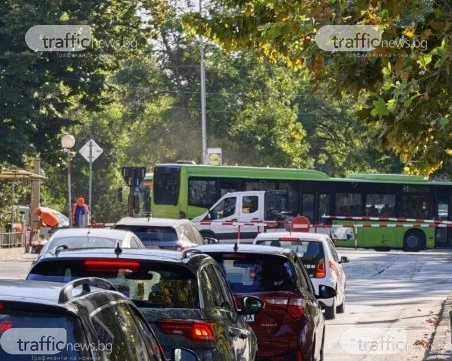 Хаос за втори ден на Пещерско шосе: Повредена бариера блокира трафика СНИМКИ