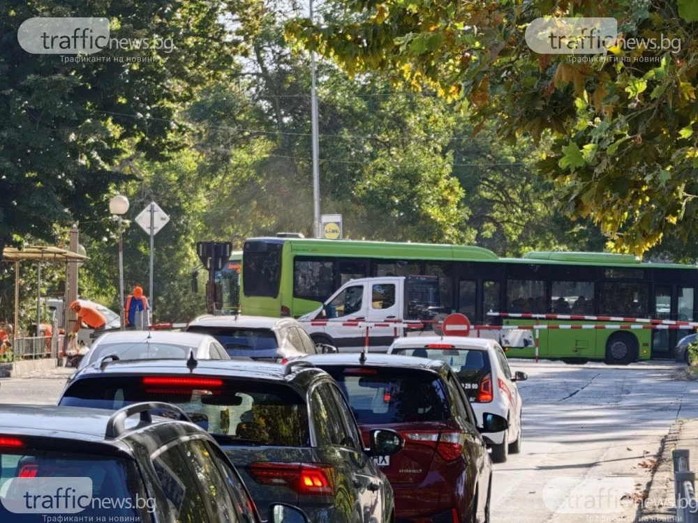 Хаос за втори ден на Пещерско шосе: Повредена бариера блокира трафика СНИМКИ