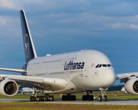 Самолет на Lufthansa кацна извън пистата в Мюнехн, повреди светлинната система