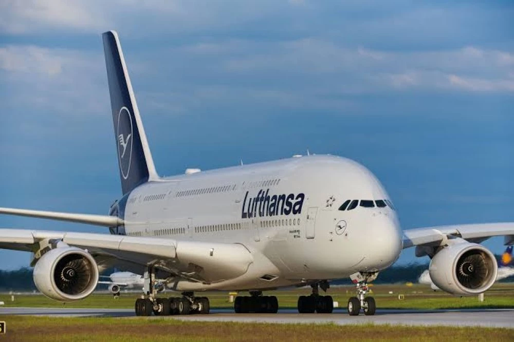 Самолет на Lufthansa кацна извън пистата в Мюнехн, повреди светлинната система