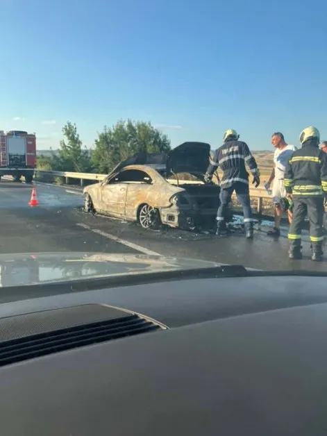 Автомобил изгоря на АМ Тракия на изхода от Бургас, затапи магистралата