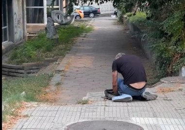 Мъж се олюлява на колене пред погледите на деца в пловдивски парк
