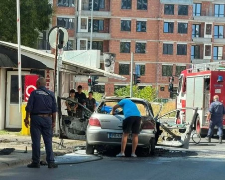 Кола се възпламени в пловдивския район „Западен