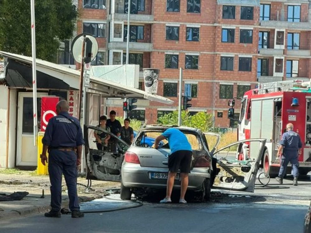 Кола се възпламени в пловдивския район „Западен