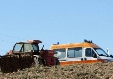Мъж е с опасност за живота, след като скочил от трактор