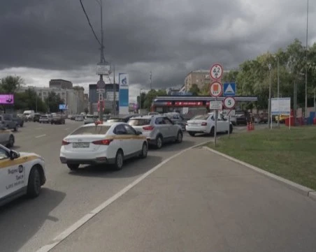 Опашки се извиха през бензиностанциите в Русия