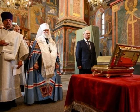 Путин се се появи на Червения площад, поклони се пред новооткрити мощи на княз Дмитрий Донски
