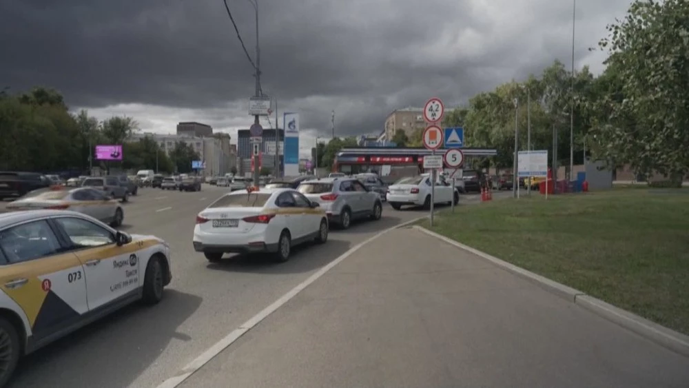 Опашки се извиха през бензиностанциите в Русия