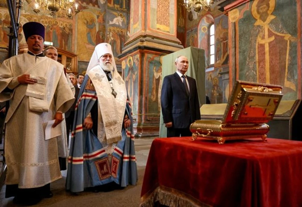 Путин се се появи на Червения площад, поклони се пред новооткрити мощи на княз Дмитрий Донски