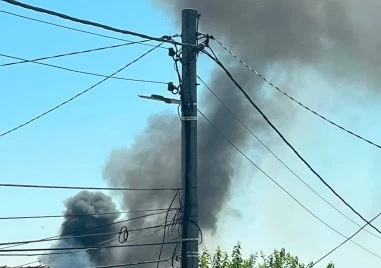 Пламна сметището край Дълго поле, три пожарни са на място