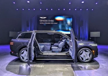 Genesis хвърля ръкавицата на Rolls-Royce: 666 коня, въртящи се седалки и кино в купето