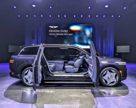 Genesis хвърля ръкавицата на Rolls-Royce: 666 коня, въртящи се седалки и кино в купето