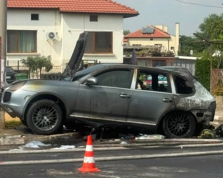 Порше се запали в движение край Пловдив, водачът скочи от колата