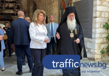 Спряха опашката за чудотворната икона в Бачково заради Йотова, десетки чакаха в 38-градусовата жега СНИМКИ