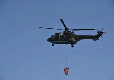 Военни и хеликоптер Кугар участват в гасенето на пожара край полигона „Корен