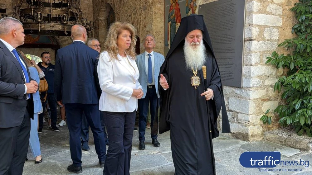 Спряха опашката за чудотворната икона в Бачково заради Йотова, десетки чакаха в 38-градусовата жега СНИМКИ