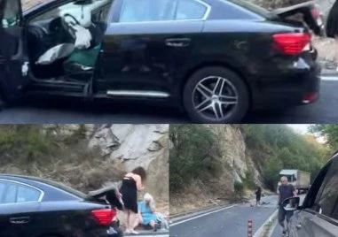 Кола се удари в паднали скали в Кресненското дефиле, има пострадали